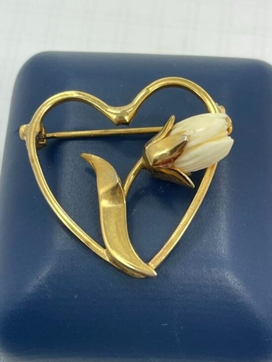 Unknown Jewelry - Vintage Open Heart Brooch With Carved Celluloid Flower Gold-Tone MCM Jewelry